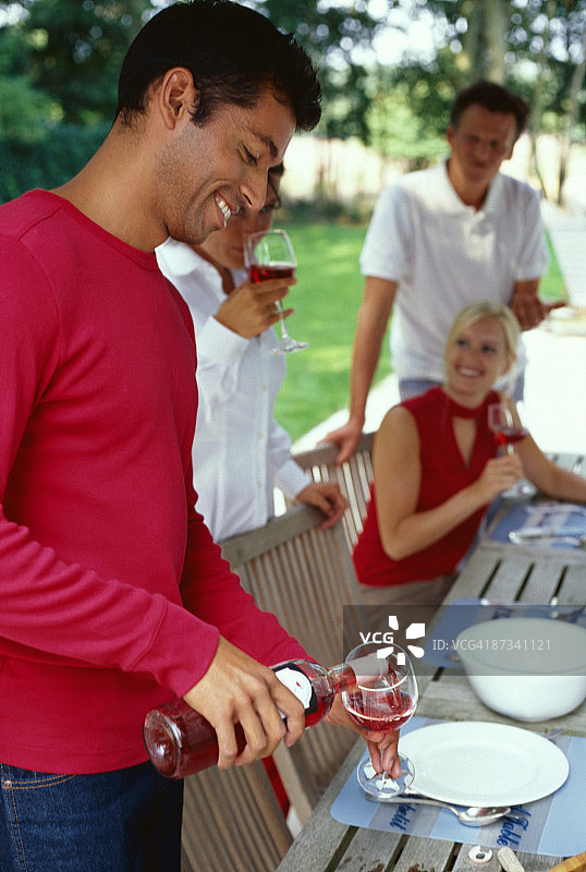 在花园桌旁的人群图片素材