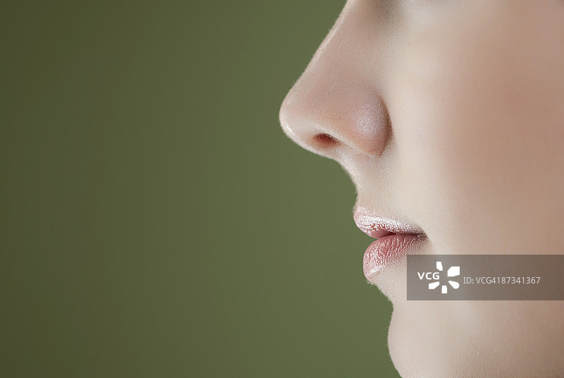 年轻女学生在家里图片素材