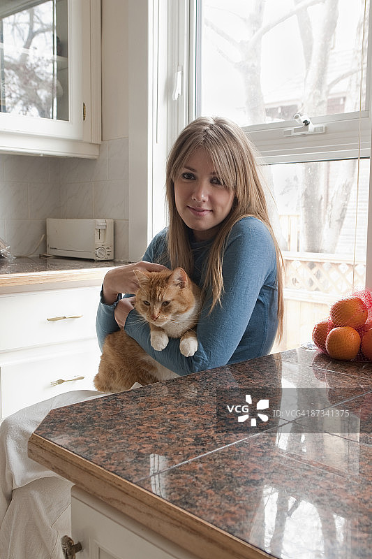 年轻女学生在家里图片素材
