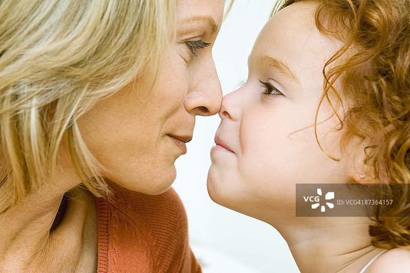 母女鼻尖相触，侧面视角图片素材