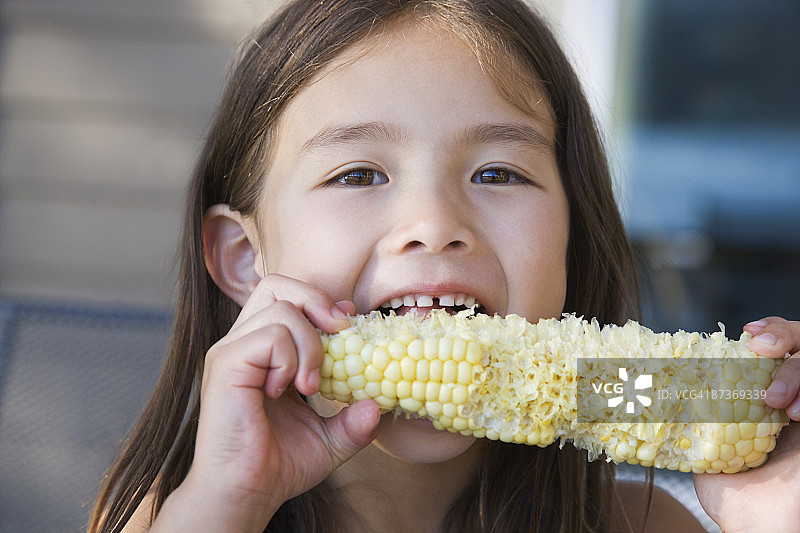 吃玉米的亚洲女孩图片素材