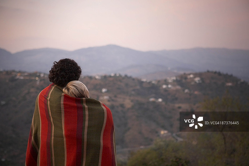 情侣分享毛毯图片素材