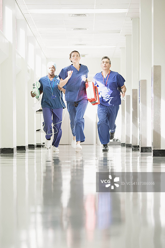 奔跑中的三名医护人员图片素材