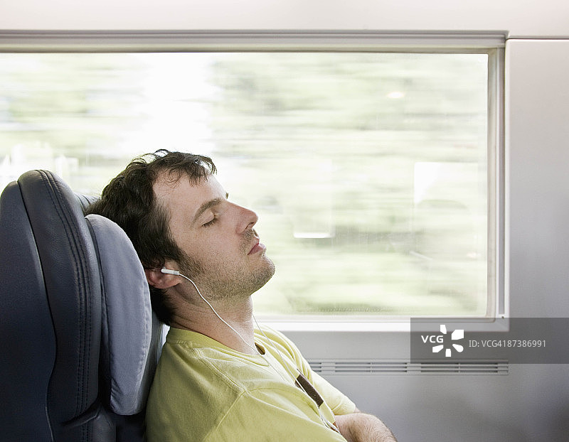 男人在行驶的火车上睡觉图片素材