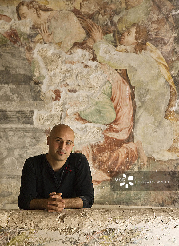 站在壁画前的男人图片素材