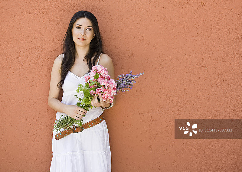 手捧鲜花的女人 портрет图片素材