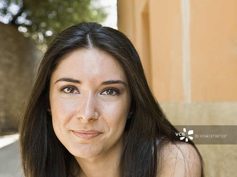 一个微笑的女人的肖像图片素材