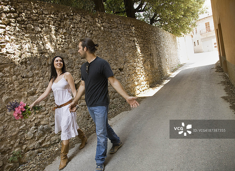 男人和女人牵手同行图片素材