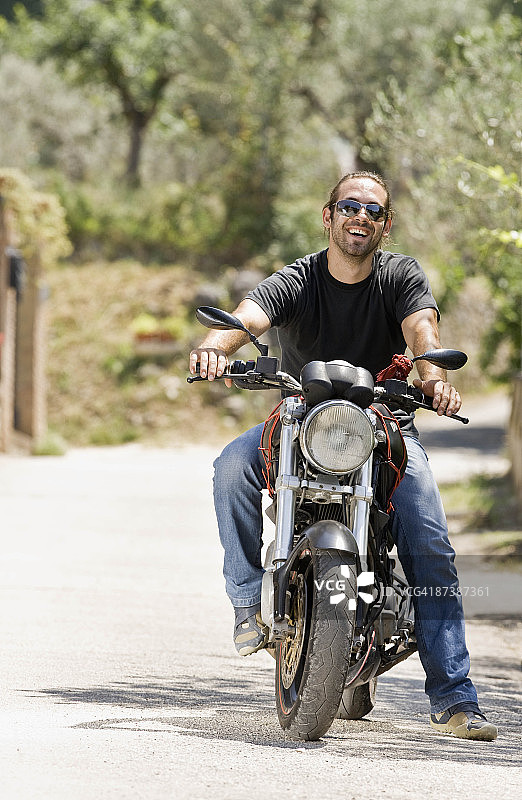 骑摩托车的男人肖像图片素材