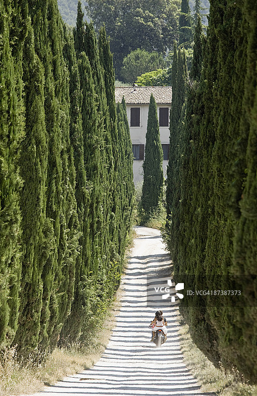 男人和女人骑摩托车图片素材