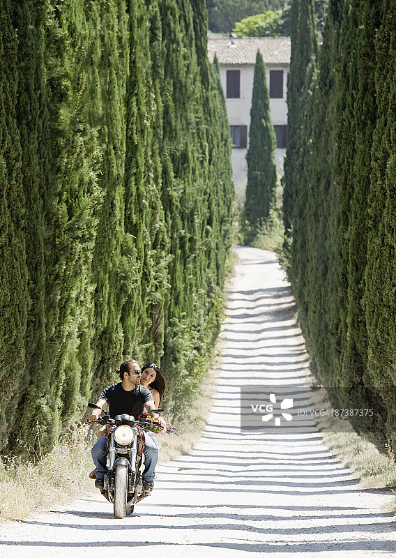 男人和女人骑摩托车图片素材