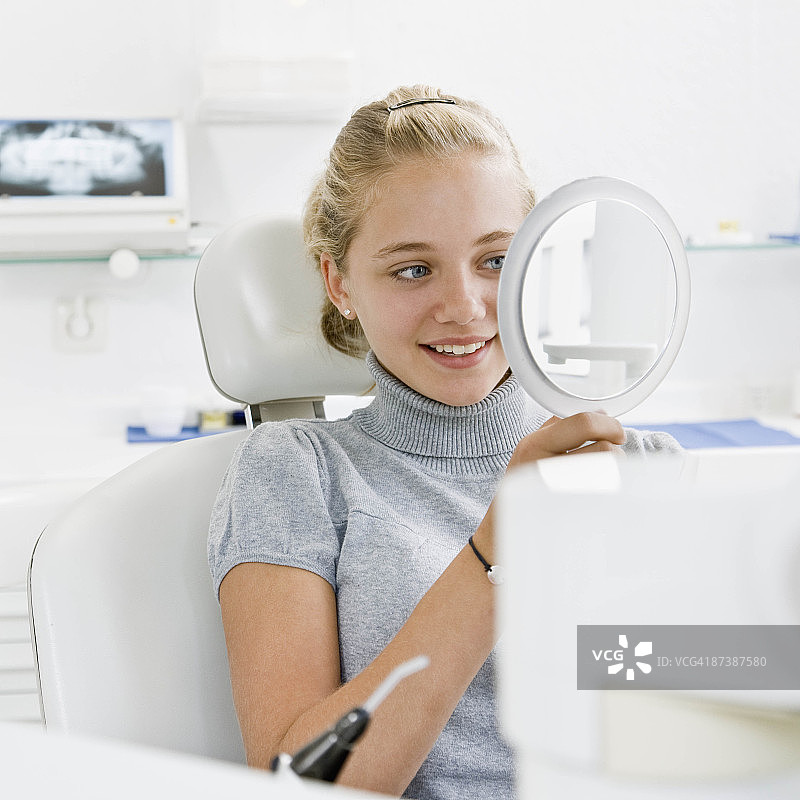 正在照镜子的牙科病人图片素材