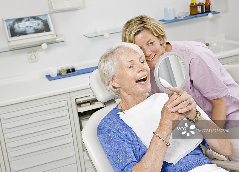 牙科助手正在为患者工作图片素材