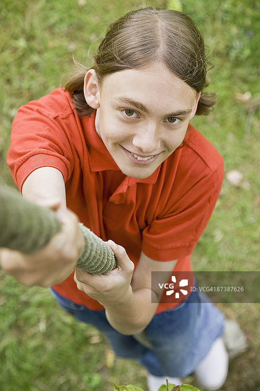 在树绳上攀爬的男孩图片素材