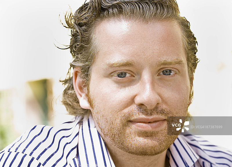 微笑的男人肖像图片素材