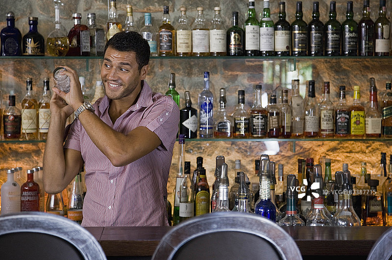 男调酒师正在调酒图片素材