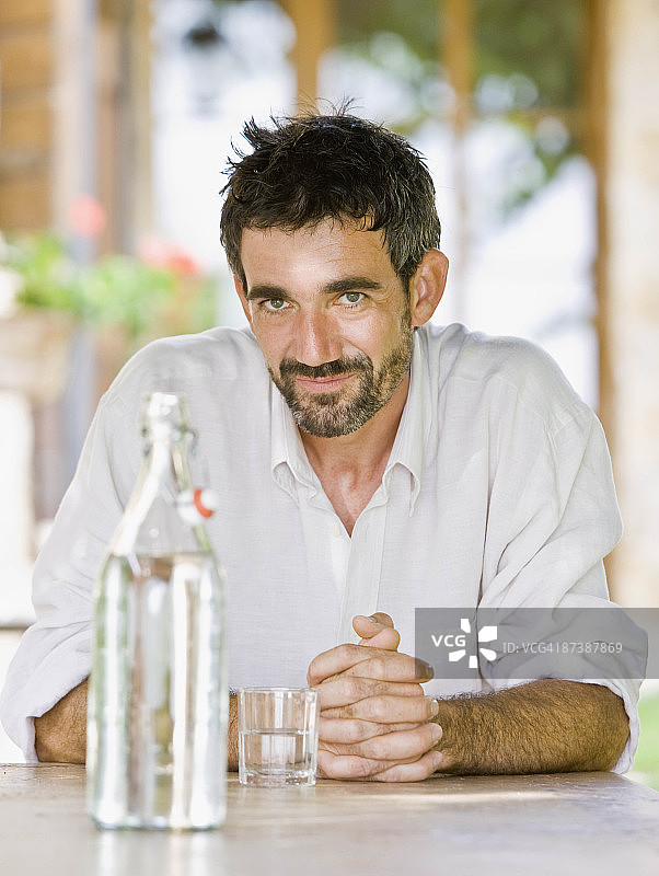 在花园里放松的男人肖像图片素材