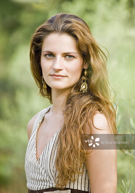 在橄榄树丛中的女子肖像图片素材