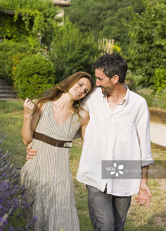 情侣在花园中散步的肖像照图片素材