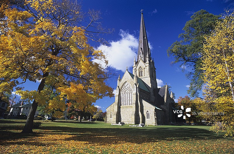 秋季的教堂和尖塔图片素材