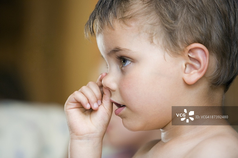 小男孩在抠鼻子图片素材