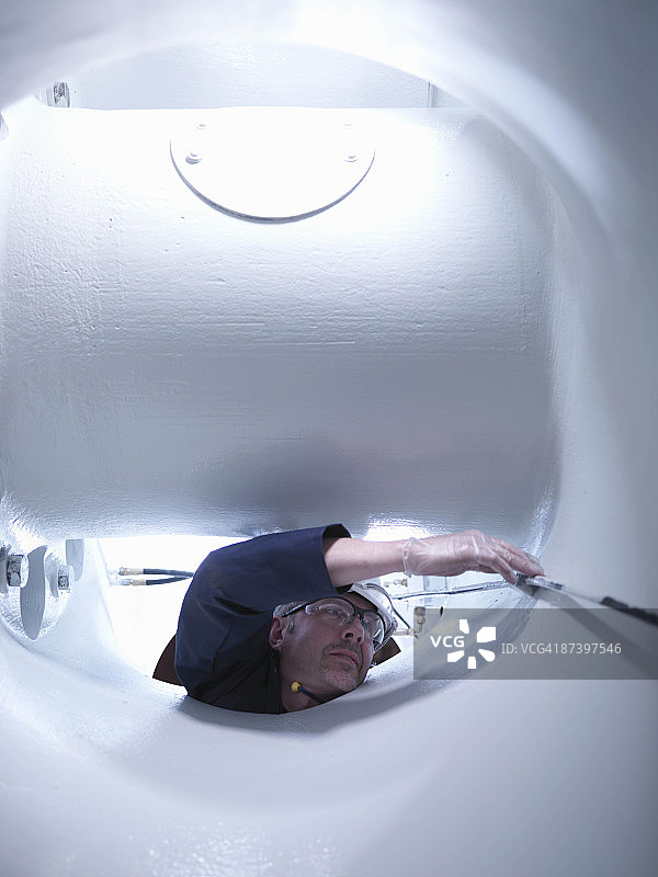 使用风力涡轮机的工程师图片素材