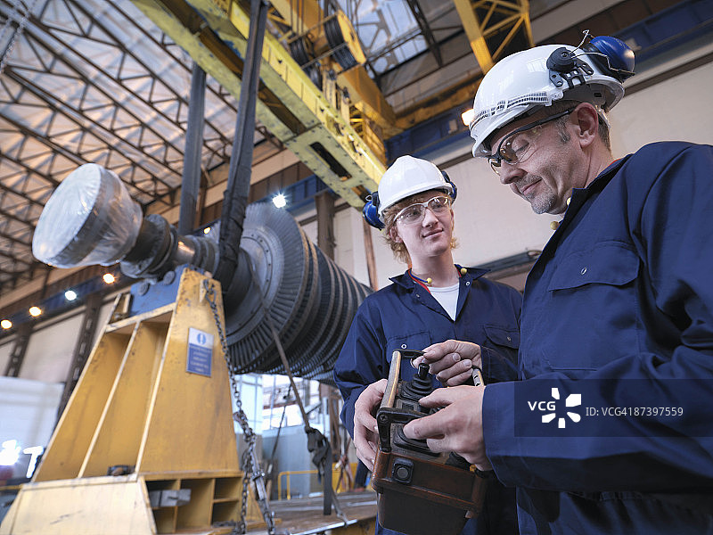 工程师与涡轮机和起重机图片素材