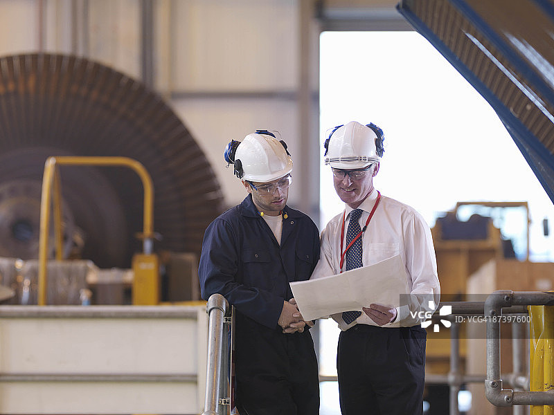 涡轮大厅内的工程师图片素材