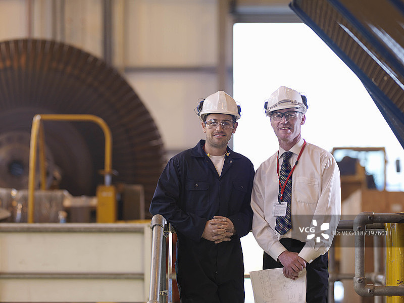 涡轮大厅内的工程师图片素材