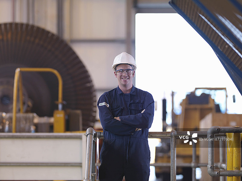 涡轮机大厅内的工程师图片素材
