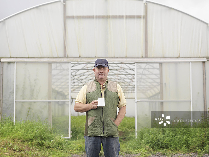 在塑料大棚外的农民图片素材