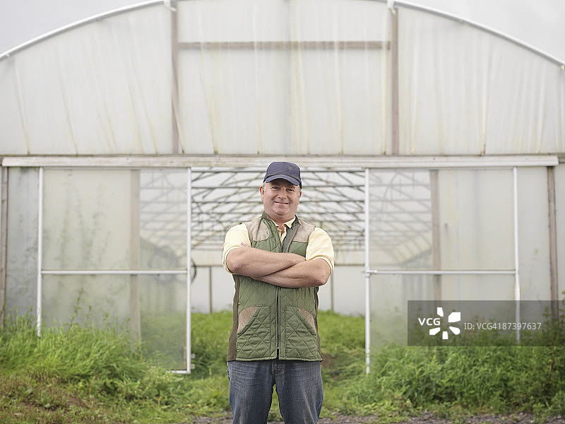 站在塑料大棚外的农民图片素材