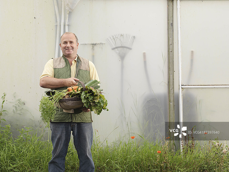 农民提着一篮蔬菜图片素材