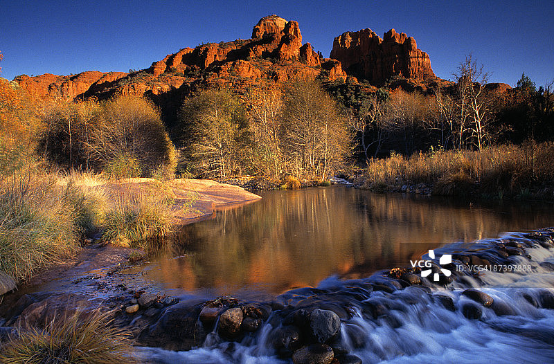 红石路口的小瀑布和静止的溪流图片素材