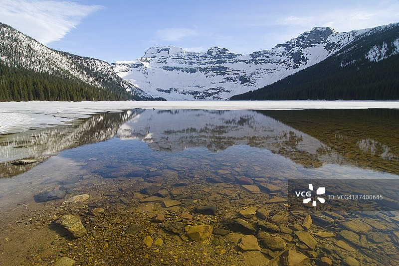 加拿大艾伯塔省沃特顿湖国家公园卡梅伦湖图片素材