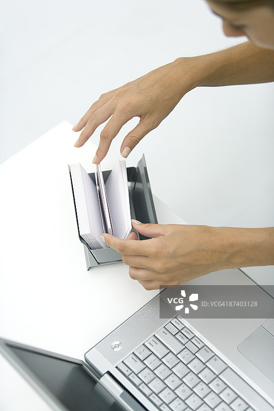 俯视女人翻阅卡片文件图片素材