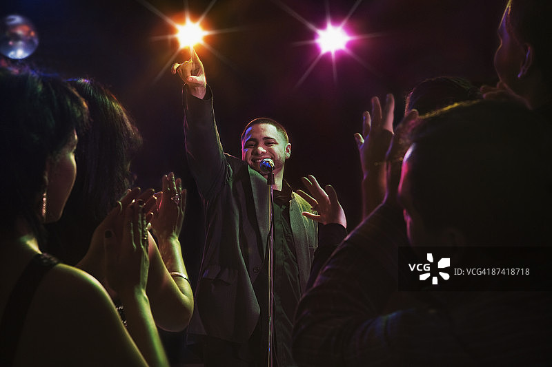在夜总会唱歌的西班牙裔男人图片素材