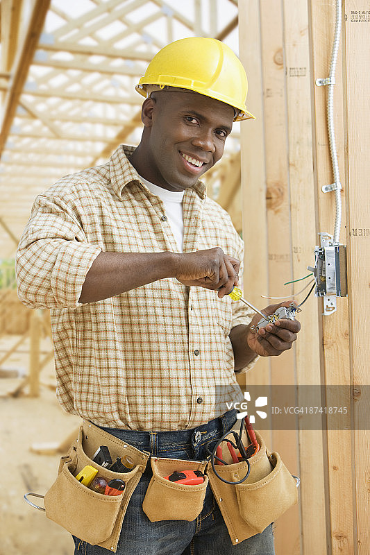 戴安全帽的非洲裔建筑工人在接线图片素材
