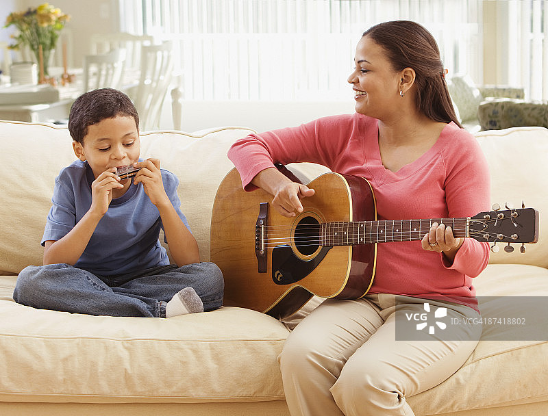 非洲裔母子演奏乐器图片素材