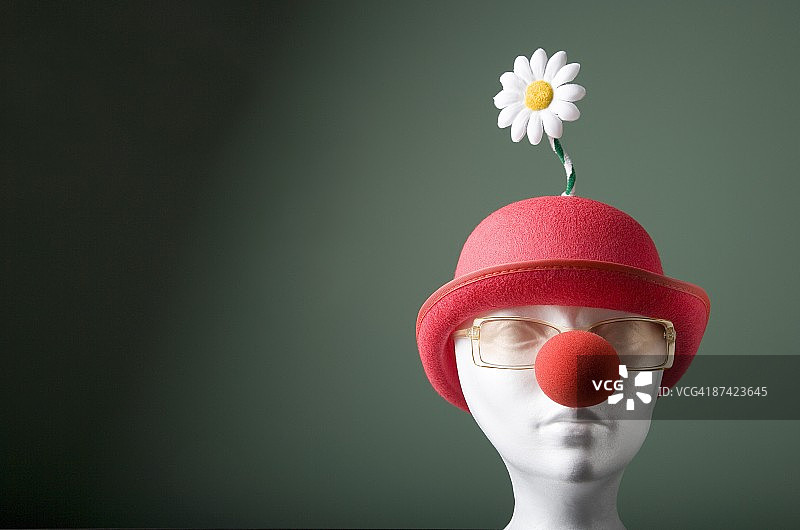 戴帽子和小丑鼻子的人体模型图片素材