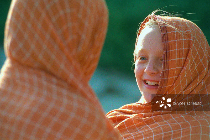 披着披肩的女孩们图片素材