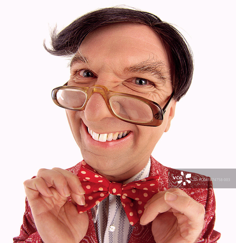 戴着假发、调整领结的中年男人肖像图片素材