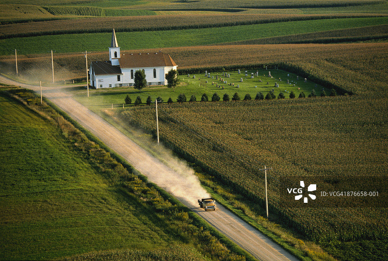 美国明尼苏达州教堂和农田远景图片素材