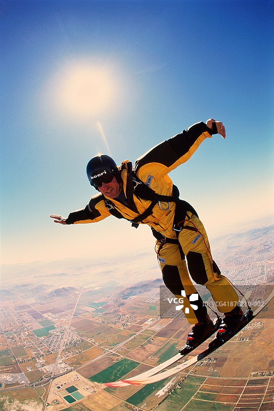 空中滑雪跳伞者，双臂伸展图片素材