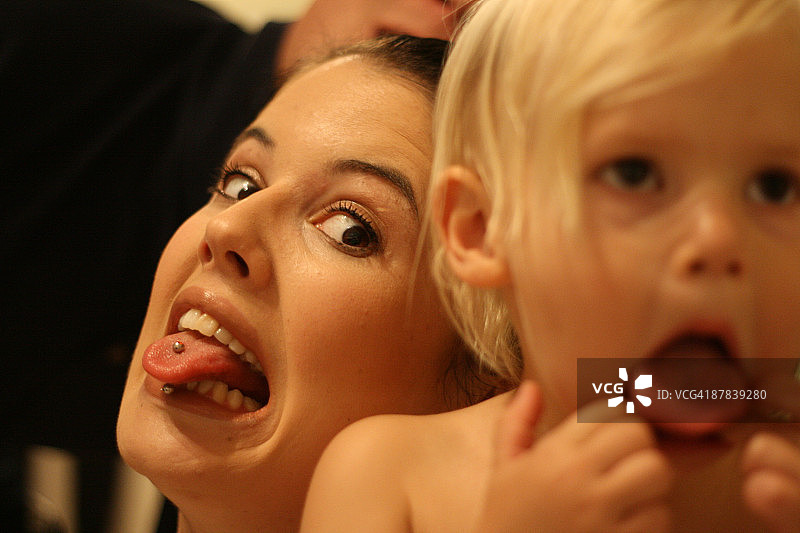 母亲和孩子扮鬼脸图片素材