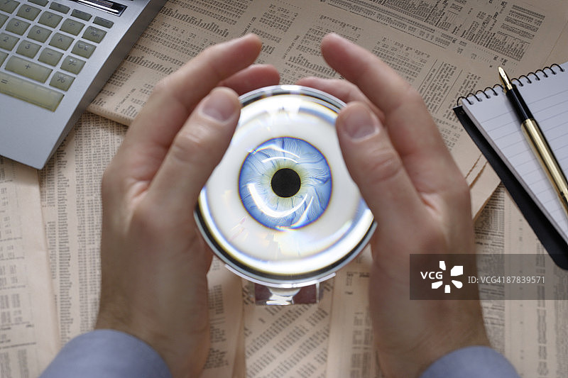 双手捧着水晶球图片素材