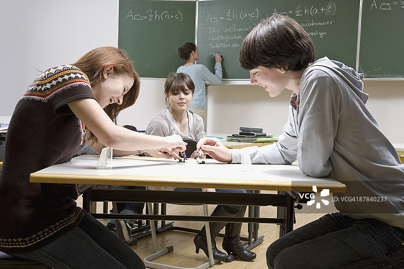 学生在教室里玩桌上足球图片素材