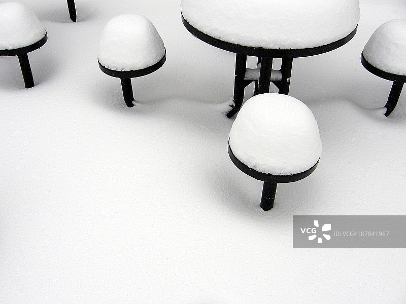 黑色桌子和黑色椅子上的白色雪图片素材