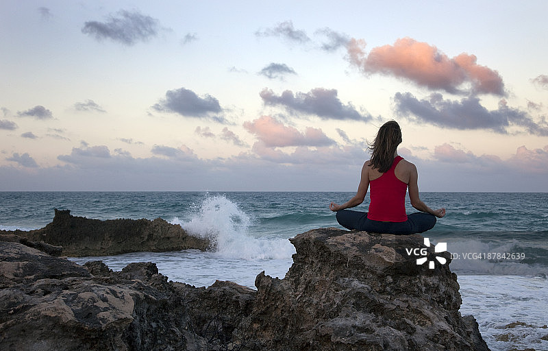 在墨西哥穆赫雷斯岛海边做瑜伽图片素材