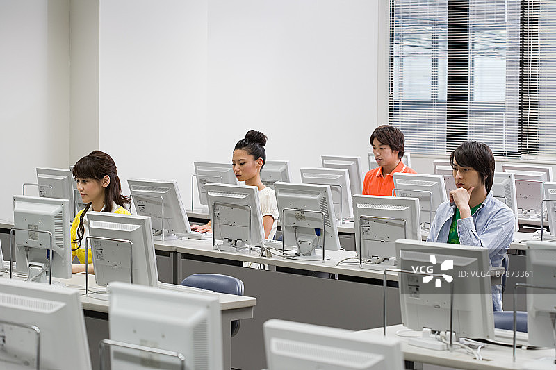 电脑房里的学生图片素材
